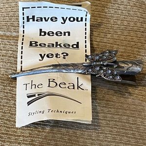 🦋 NWOT Vintage Crystal Butterfly Beak Hair Clip